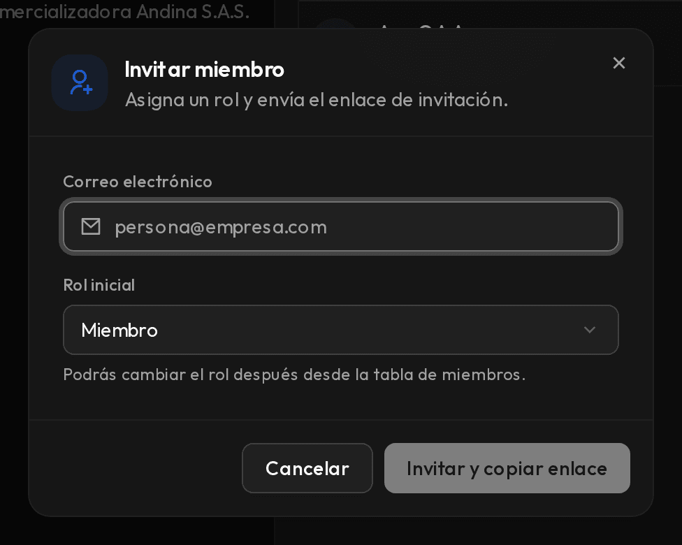 Ventana Invitar miembro con el correo y el selector de rol.