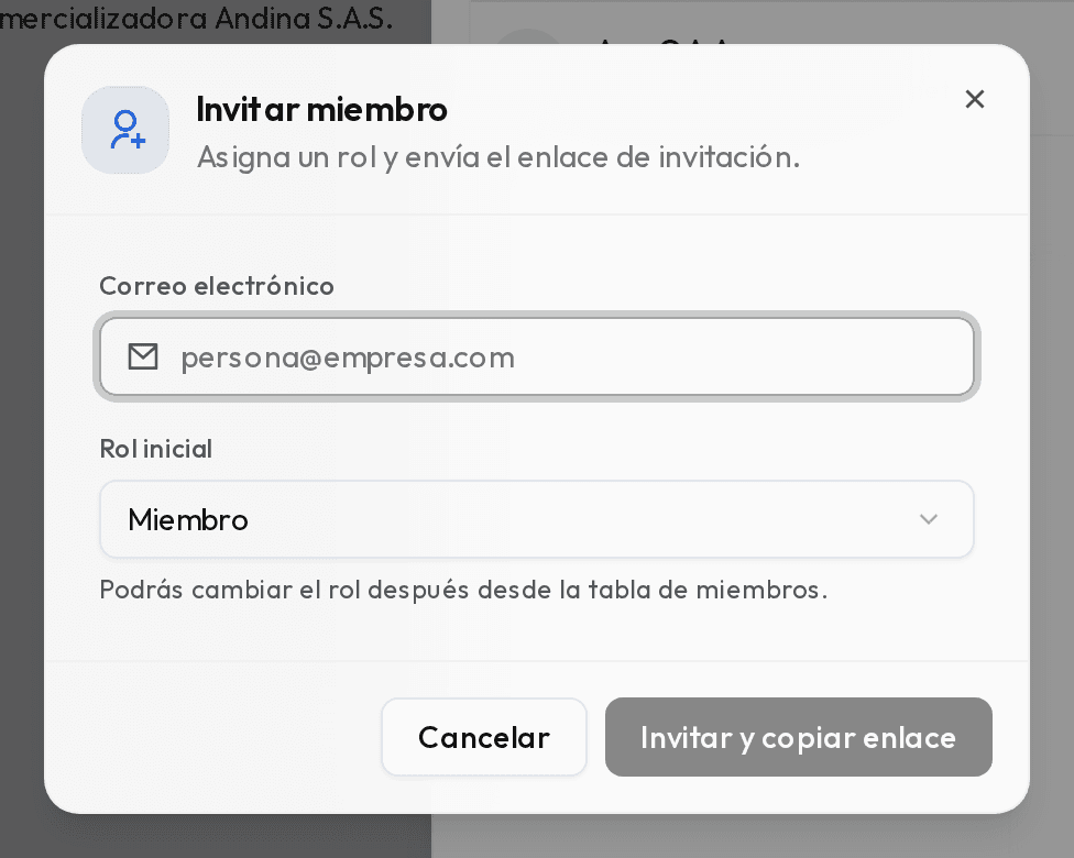 Ventana Invitar miembro con el correo y el selector de rol.