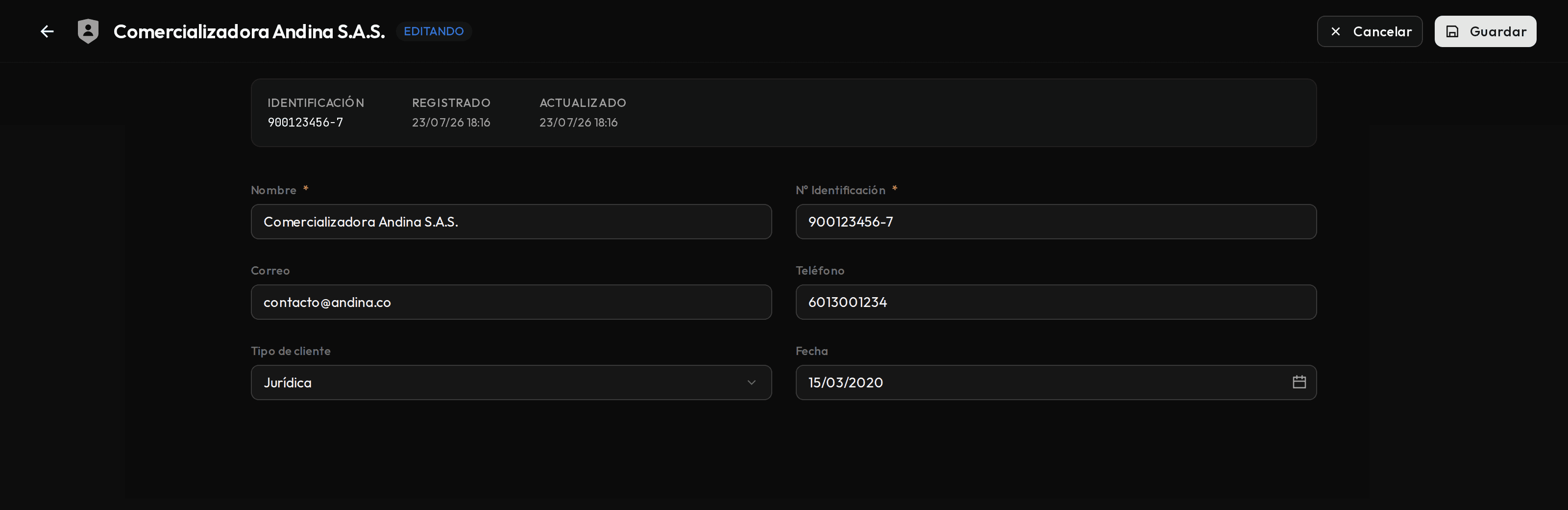 Ficha de un cliente en modo edición, con los botones Guardar y Cancelar en la cabecera.