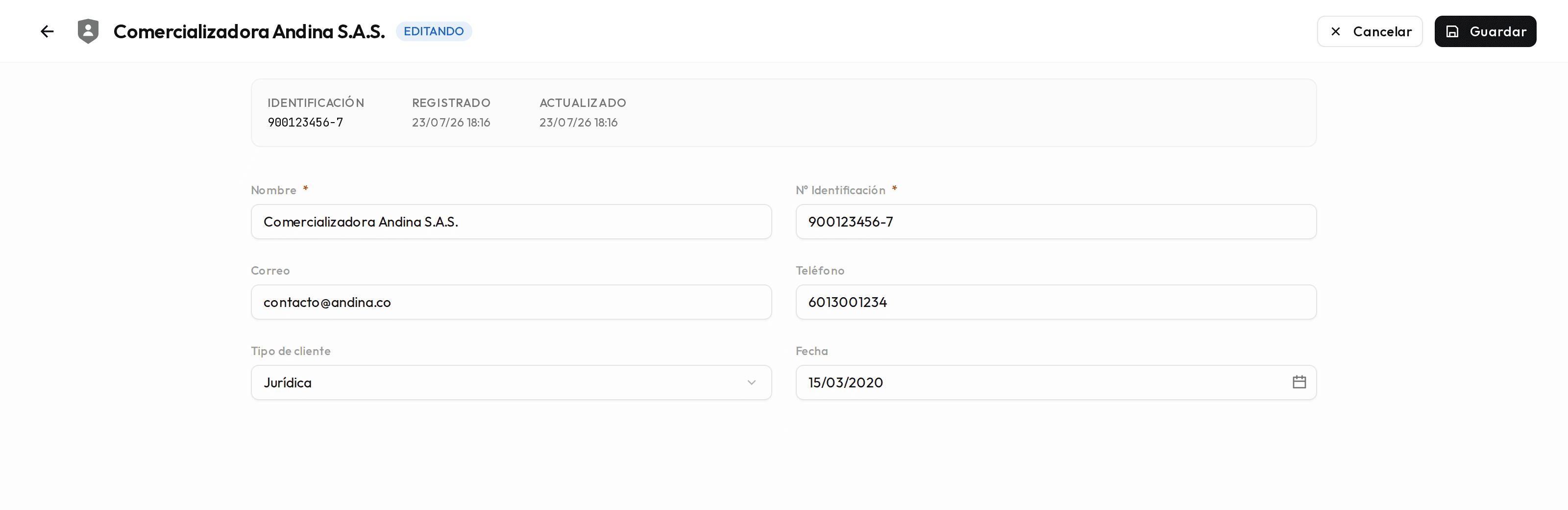 Ficha de un cliente en modo edición, con los botones Guardar y Cancelar en la cabecera.