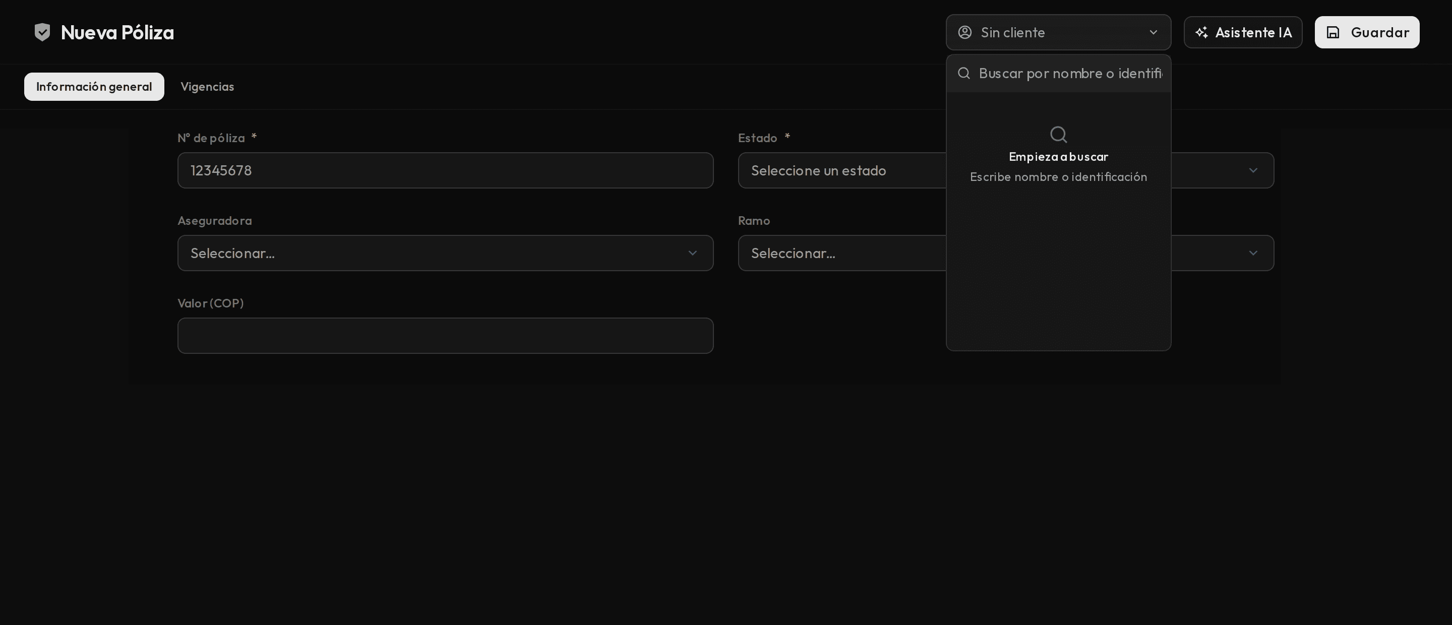 Ficha de póliza nueva con el selector de cliente desplegado.