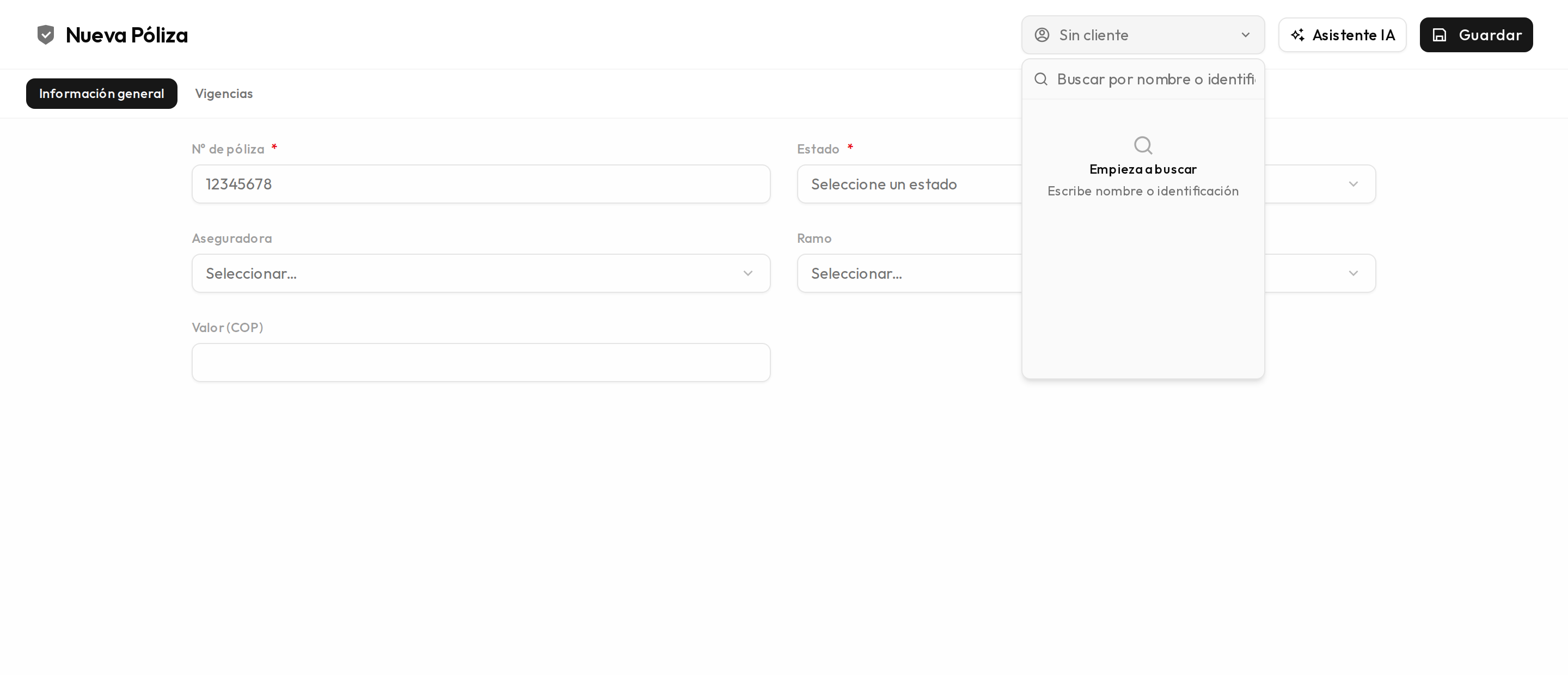 Ficha de póliza nueva con el selector de cliente desplegado.
